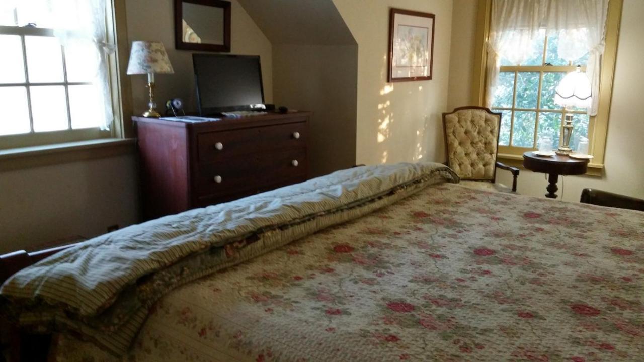 1732 Folke Stone Bed And Breakfast West Chester Exterior photo
